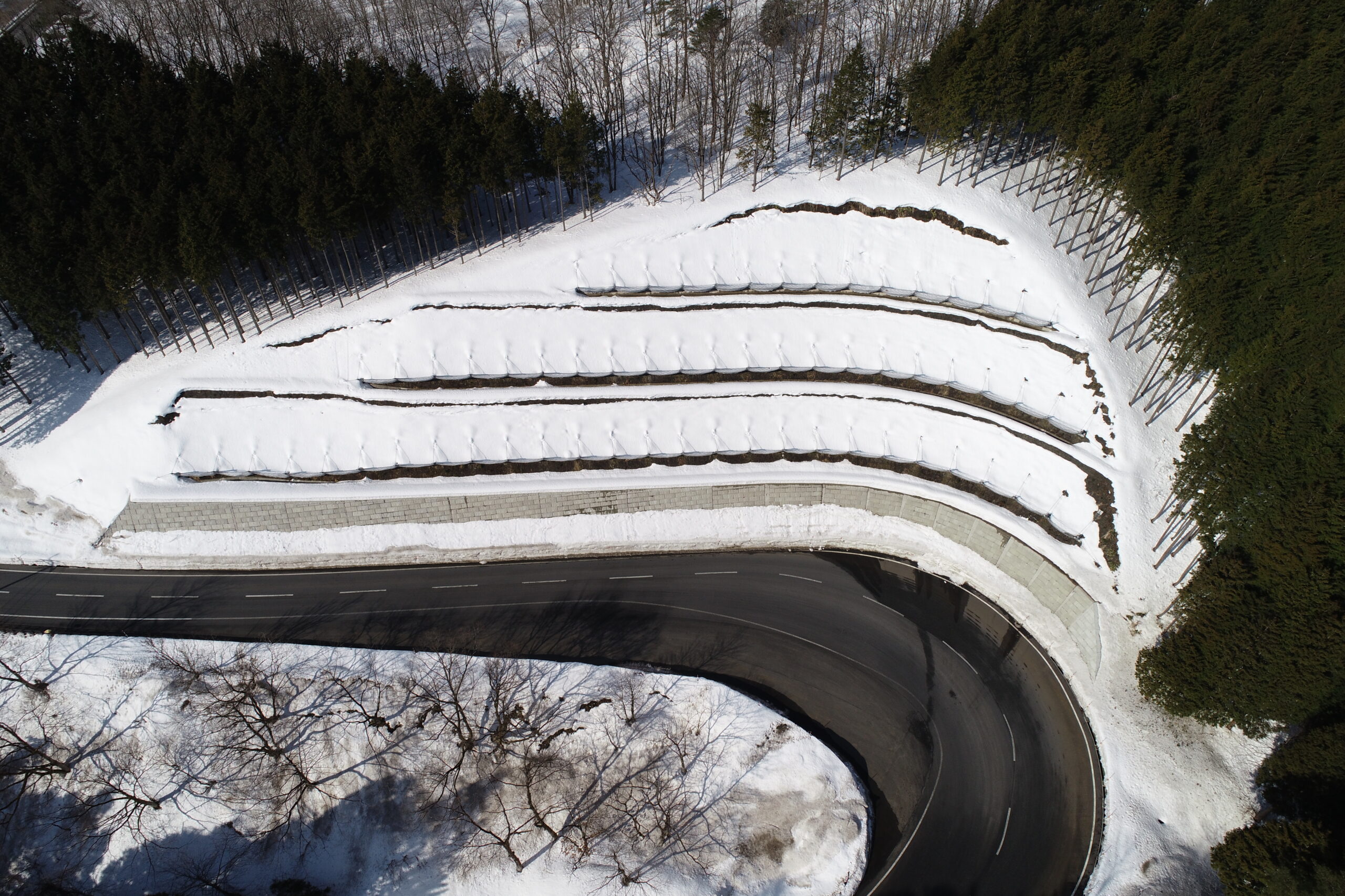 国道482号雪崩予防施設設　施工後空撮写真